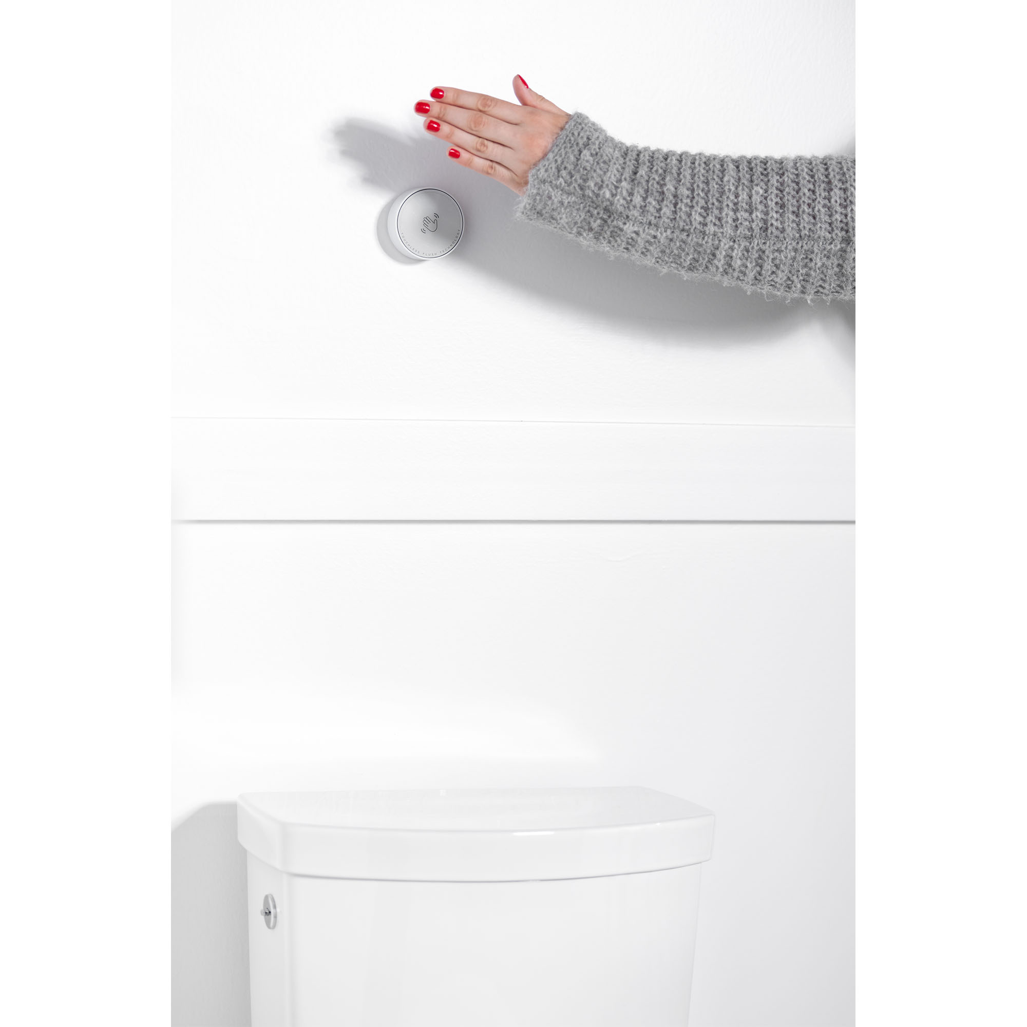 Toilette Studio à activation sans contact à jupe, 2 pièces, 1,28 gpc/4,8 lpc, à cuvette allongée à hauteur de chaise avec siège